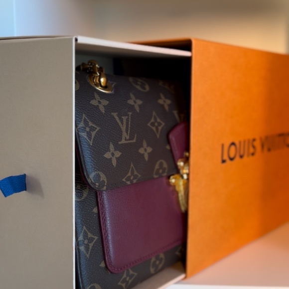 LOUIS VUITTON Victoire Monogram - Picture 1 of 11